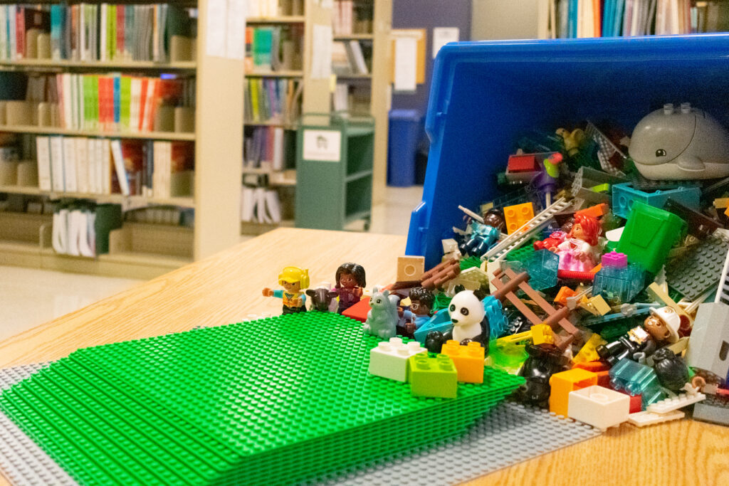 Ensemble lego pour la méthodologie LEGO® SERIOUS PLAY® ©2022 par Services des bibliothèques et Collimateur de l'UQAM